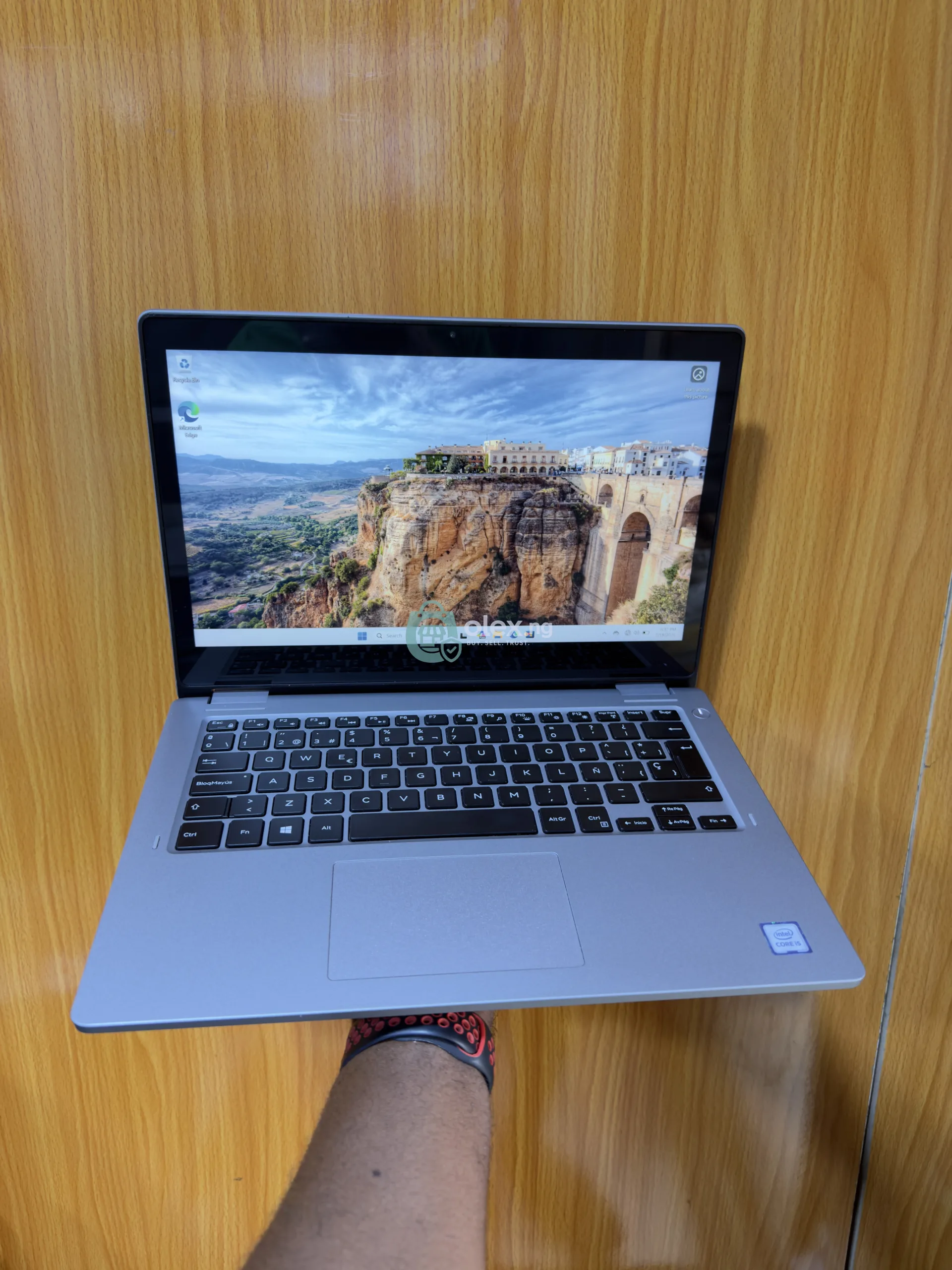 Dell 3310 2-in-1 Core I5 256GB SSD  8GB RAM  8th generation  Touchscreen  13-inch screen display  Keyboard light  Windows 11 Intel UHD Graphics 620 HD