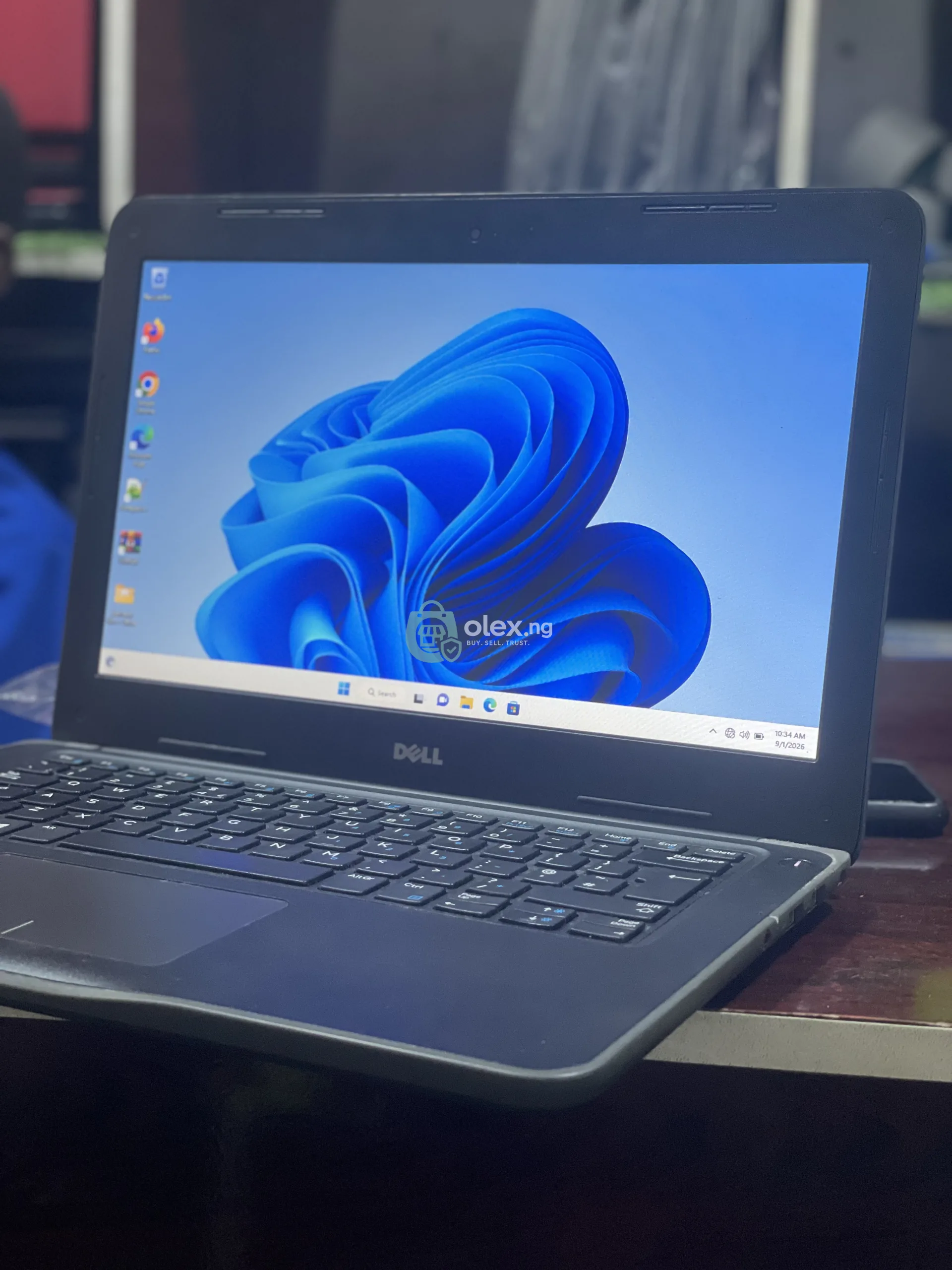 Dell latitude 3380 core i3 6th generation SSD 128gb// 4gb RAM