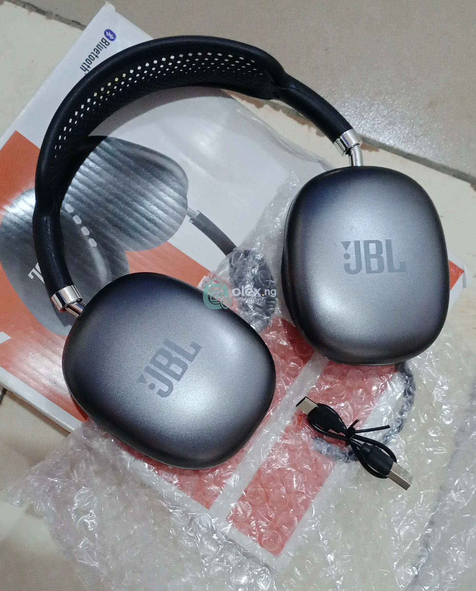 JBL Super Bass Wireless on ear Headphone