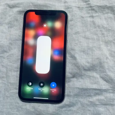 Used clean apple iPhone 11 128 GB white colour