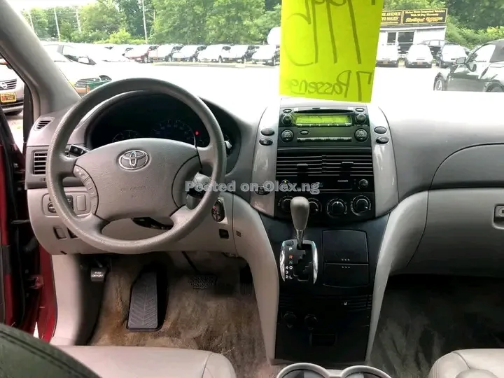 2006 Toyota sienna is available for sale 
