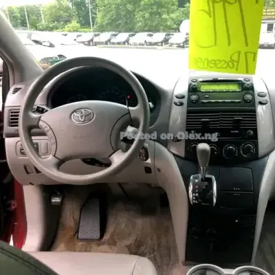 2006 Toyota sienna is available for sale 