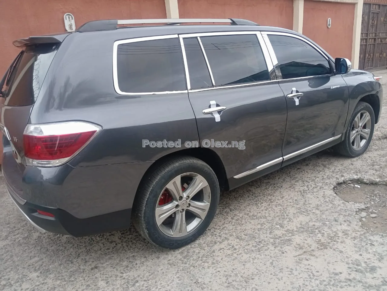 Sharp 2009 Toyota Highlander upgraded to 2013 in good condition price 12.5m pH deal 